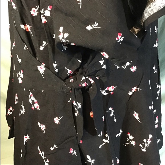 Wrap Top V Neck Flowy and Pretty - Picture 2 of 5